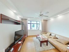 小区正中位置,不靠马路,正看小区花园,全明户型,看房方便。