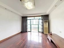 三房两卫,正对小区C位景观,无遮挡视野开阔。