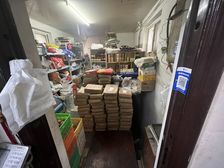 和平里小区内地下办公带地上小超市