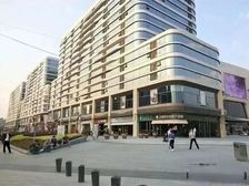 独立下沉式广场,停车极为便利,招健身游泳,拳馆,高尔夫等行