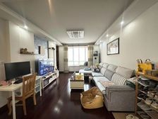 精装好房三房两卫户型,购物方便 带固定车位视野无遮挡满五