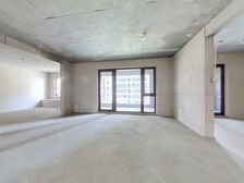 一梯两户的,户型好在A区属于不错的位置了毛坯交付。