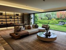 市中心二环,地铁口,没有公摊,玻璃幕加铝板,一梯一户。