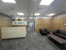 陆家嘴地铁口精装8隔断18工位 双面采光可注册 中国船舶大厦