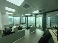 陆家嘴地铁口双面采光 精装2隔断10工位 拎包入住业态不限