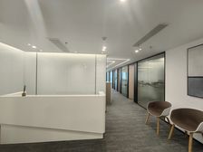 陆家地铁口正对电梯精装5隔断25工位 拎包入住户型方正可注册