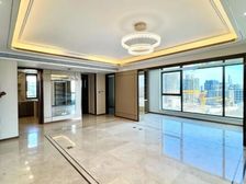 小区看江这套三房真的很好,基本上全新没住过人的,送产权车位