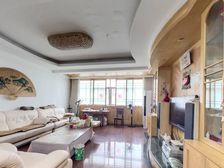 此房是标准的大四房,南北通透,采光充足