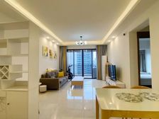 急卖!中间好楼层 南北通透 购物方便 次新小区