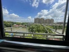 马上装电梯了 带一个车位 临河位置 豪装全送,看房随时诚意卖