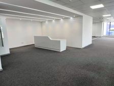 潘火地铁口,和荣大厦605平方,开发商直租含税,招租业态不限