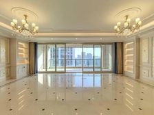 代理钥匙房,送两个产权车位,基本上全新没住过人的,看房方便!