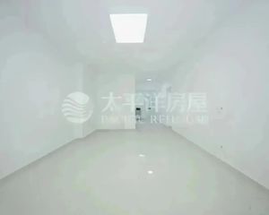 地铁口一楼带大花园,看房随时,诚意出售!价格可以沟通!