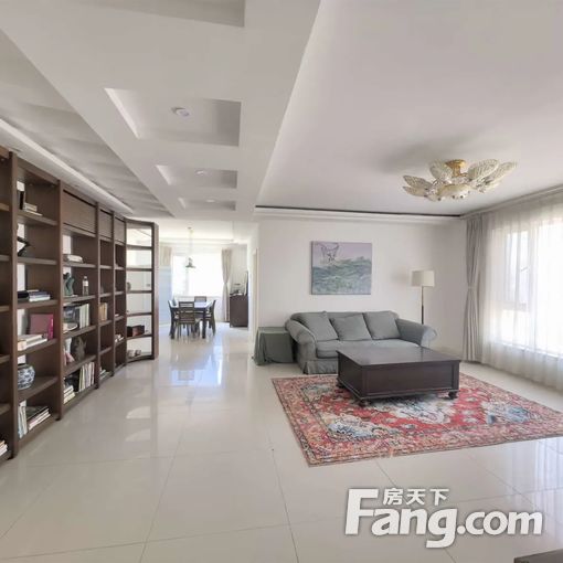 东海西路五四广场 精装大三居有电梯 家具家电齐全 出门海边