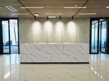 办公室出租,免租半年,豪装1000平,地铁口看海景