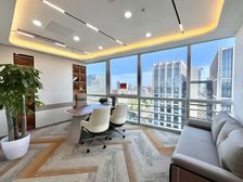 东三环高区!嘉盛中心新出!正对电梯大前台!精装!