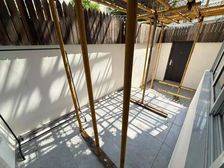 爷叔阿姨,侬要的双南双天井,阿拉找到了,垫高三层还不潮湿,急