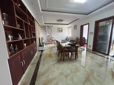 使用面积有两百平 精装修 房东诚意出售 看房随时 价格好i谈