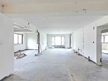 金湾华庭,东首边套 好位置 洋房 好楼层3楼 纯白坯 诚售