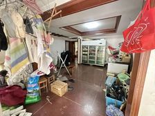 新出好房!一楼带30平院子加10平地下室。房东诚意出,有空间