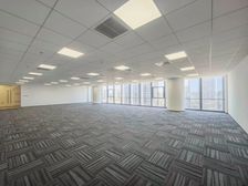 房东直租!东部新城海宴北站地铁口写字楼办公精装修303平米下