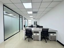 亦庄线经海路站口精装带两个隔间可实地註册带办公家具