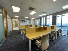 纳财凤凰置地广场200平 地铁三轨交回 高区事业无遮挡