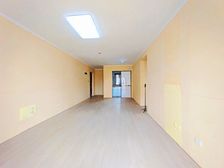 (地铁口,一F小,边户4房,价位好谈)中间楼层,马上满2年