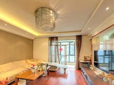 此房是精装修,楼顶带露台,带地暖,可拎包入住。