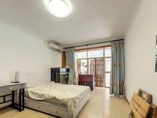 精装修一楼带天井,地铁400米,满五年一套