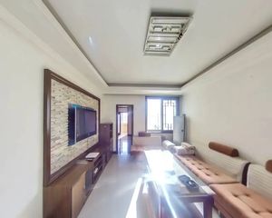 水屯家园 中间楼层两居室 南北通透 停车位充足 出行方便