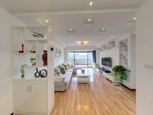 观山小区带200平大露台、三房加洗衣房。价可谈