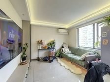 紧邻地铁口,新上,精装修南北通,楼层好,看中可谈。