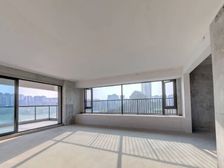 业主诚心出售,看房方便,一线湖景房。