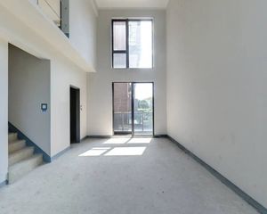 保利星海小镇别墅 位置靓 带2个独立花园 5层可使用