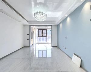 精装全新 业主急售 中间楼层 有车位书包房 随时可看房