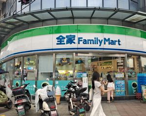 房东亏本急售,年收15万,全家超市承租,12米全玻璃展示面。