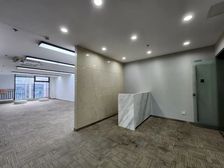 单价6600急售 三街地铁口精装办公室 电梯口 物业费仅6元