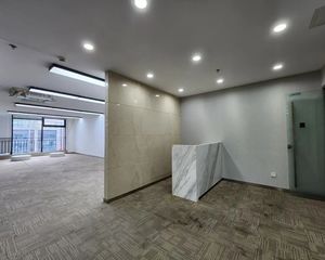 单价6600急售 三街地铁口精装办公室 电梯口 物业费仅6元