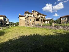 湾里半山三亩地超大花园,左边视野无档,疯&水极佳,全明地下室