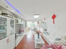 小区中间位置,近6号线高青路,看房方便