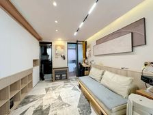 娄山关路核心地段,五大商场环绕,双轨交汇,全明户型,精装修!