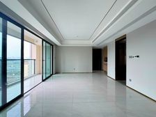 新上 轻轨边上的大平层 精装修 次新小区 小区正对面谢小