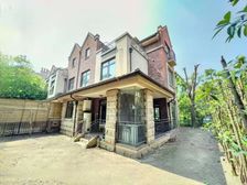 (虹桥前湾墅区)奢华精装,中间位置,联排边间大花园。 急!