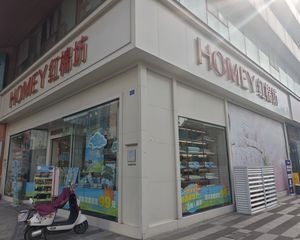 主城区转角铺,年收30万,红棉坊旗舰店承租,6米层高通烟道。