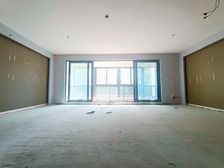 南滨路次新小区大平层。户型方正,业主急售。性价比高。