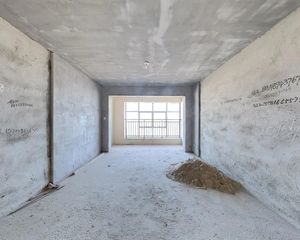 乾源国际次新房,四房二卫 ,随时看房,急售