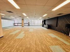 望京商务中心SOHO正对丨精装800平办公室丨3面采光地铁旁