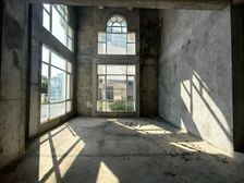 别墅大门朝东南,采光好,花园面积大,红本在手无欠款,