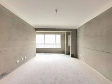 福宽锦悦 洋房四室两卫 凤凰层 85万 带储藏室 5万车位券